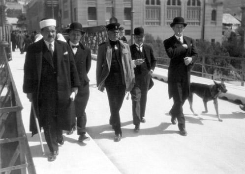 Mostar, nedjeljna promenada (lijevo: mostarski kadija), 1929. (foto: Sakari Pälsi)